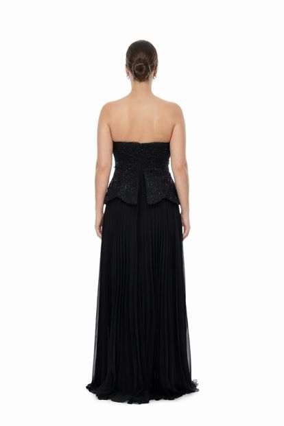 فستان سهرة أسود مطرز بالخرز بمقاسات كبيرة